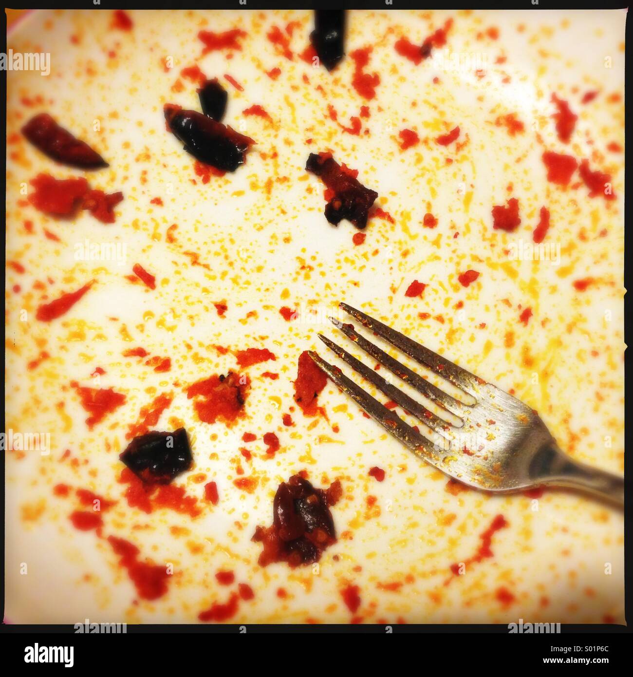 Gli avanzi di cibo e la forcella sulla piastra vuota - Immagine stock catturata con smartphone