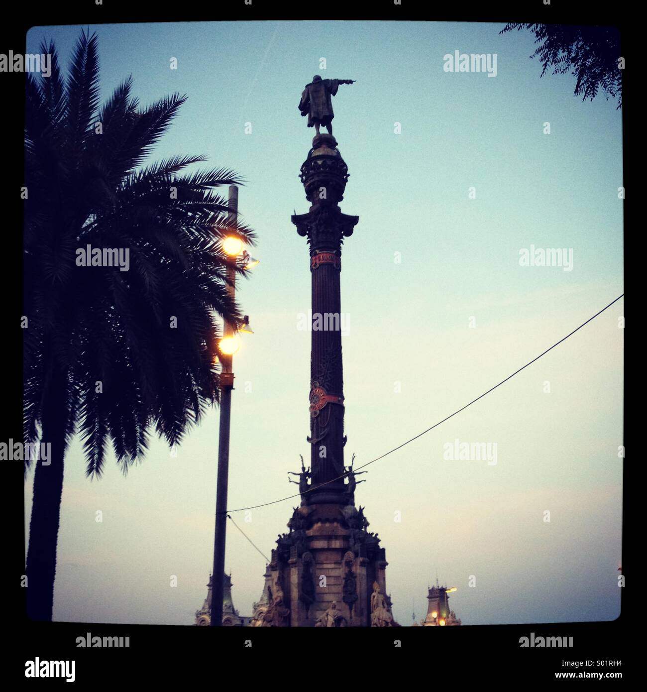 Colombus statua indicando la via, Barcellona Foto Stock