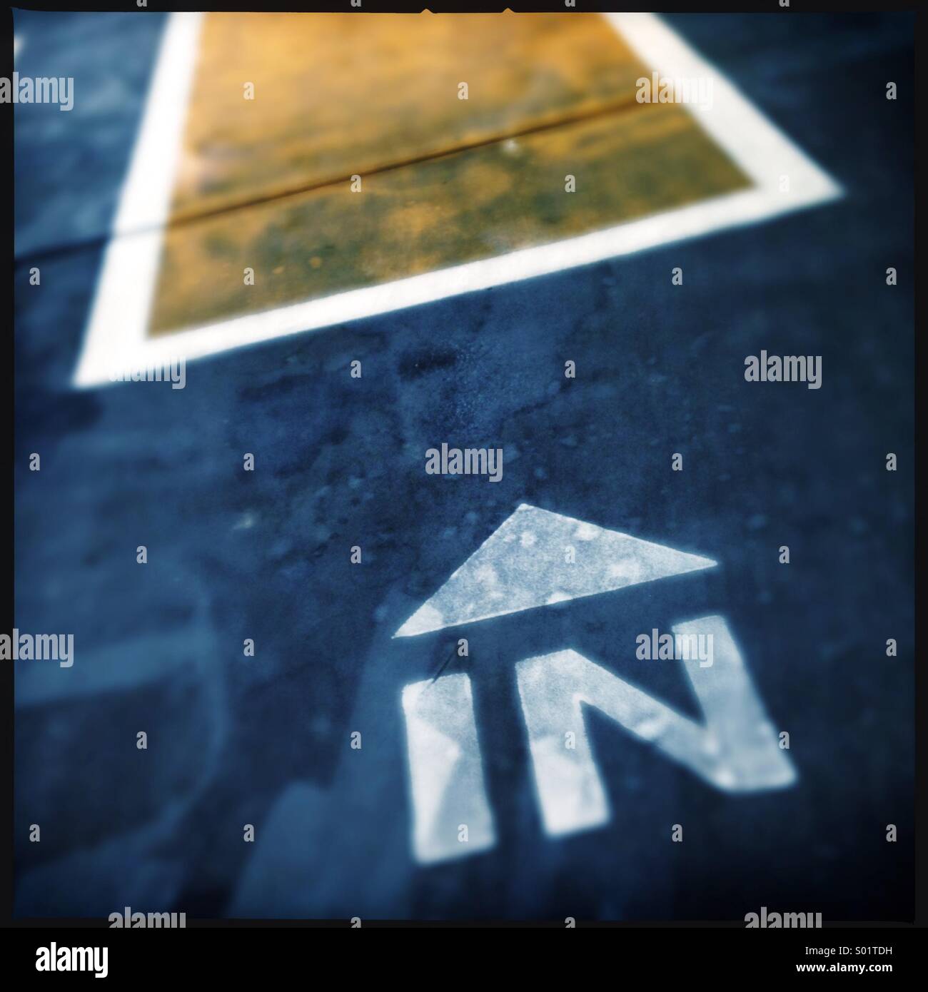 Segno di direzione sulla stazione di benzina Foto Stock