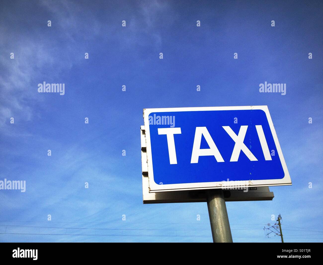 Taxi segno contro il cielo blu. Foto Stock