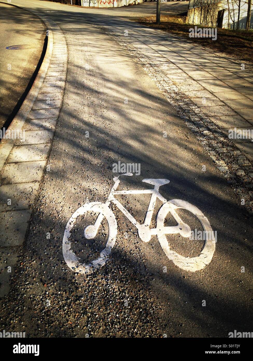 Percorso ciclo segno dipinto sulla pista ciclabile. Foto Stock