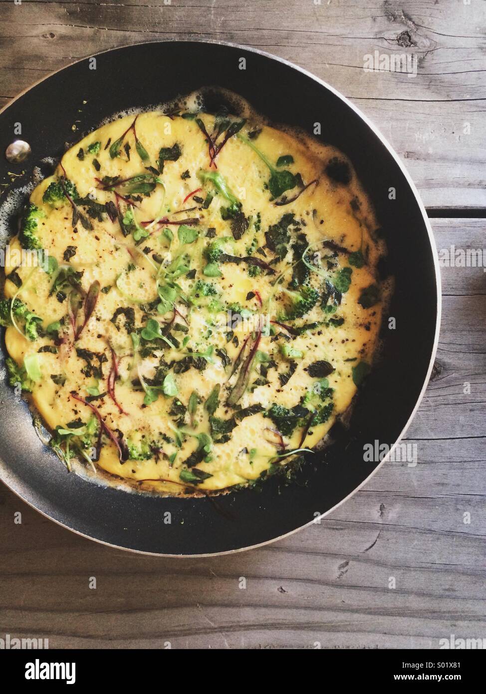 Frittata con i broccoli, menta e micro verdi. Foto Stock