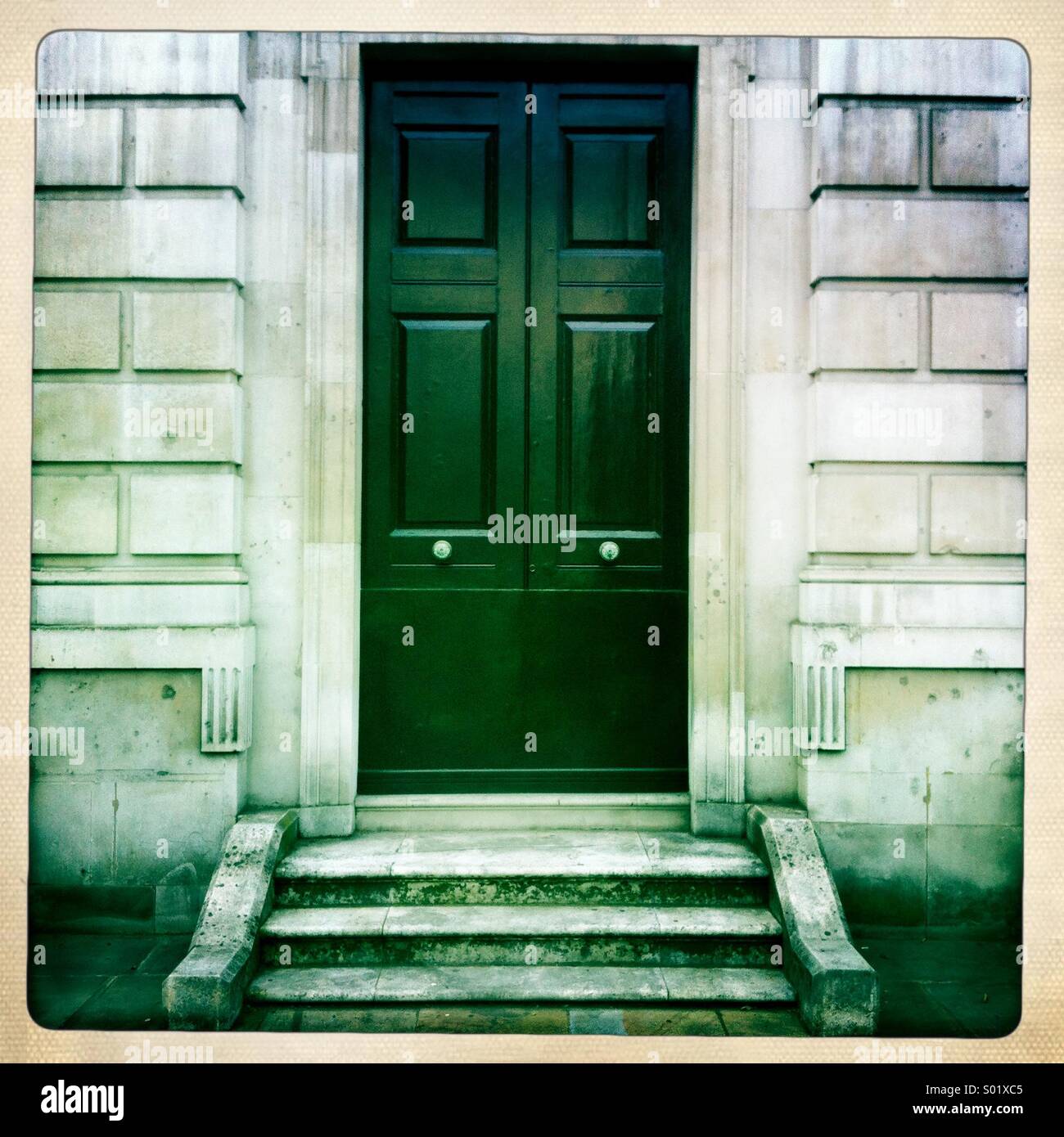 Una porta verde. - Immagine stock catturata con smartphone