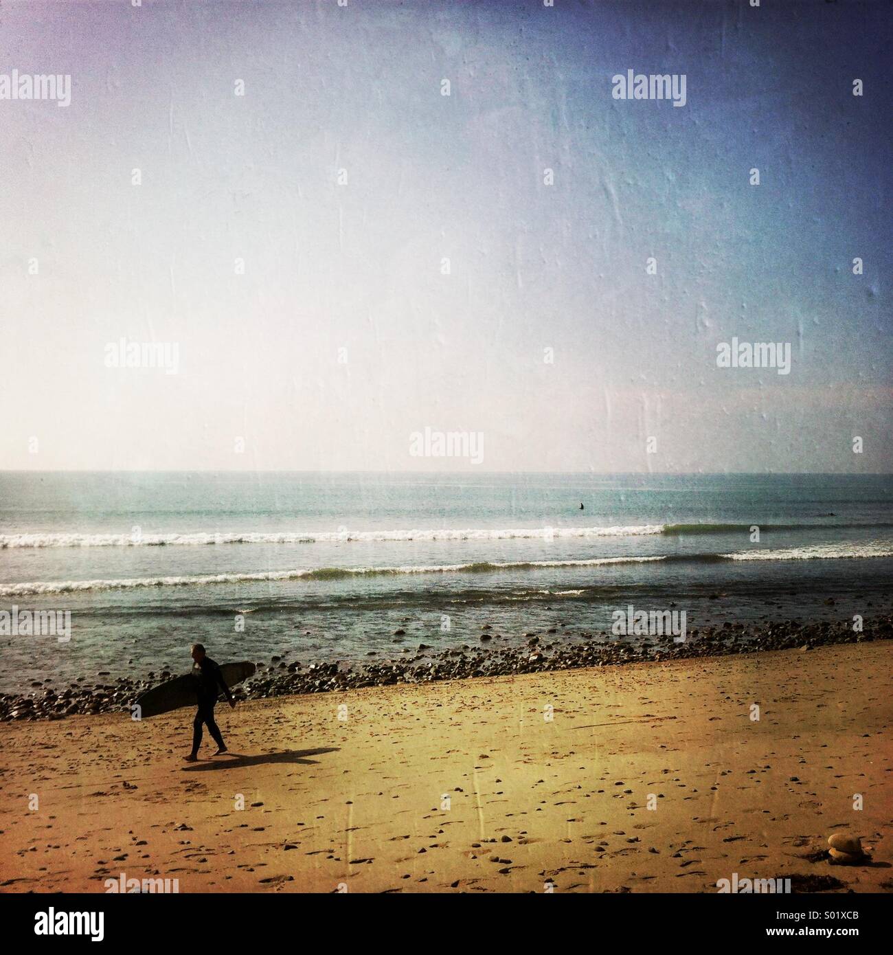 Surfer passeggiate lungo la spiaggia. C-street , Ventura California USA. Foto Stock