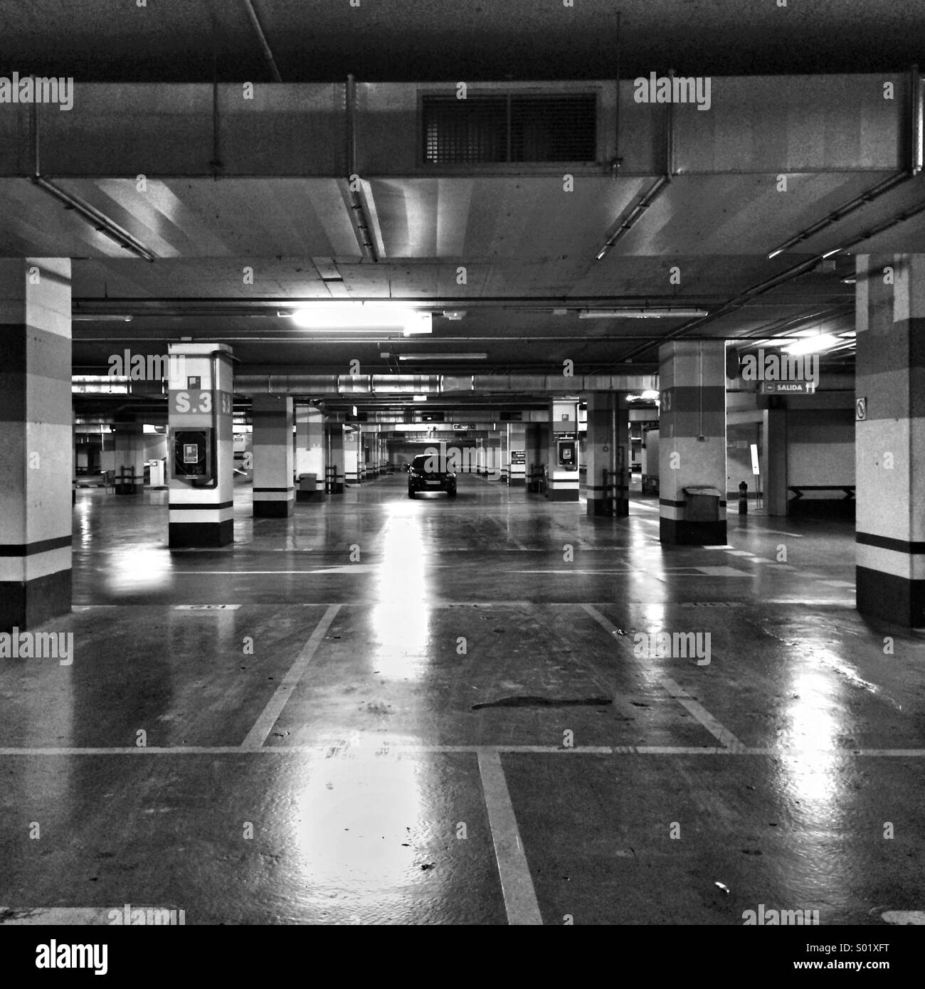 Da sola nel parcheggio. Foto Stock