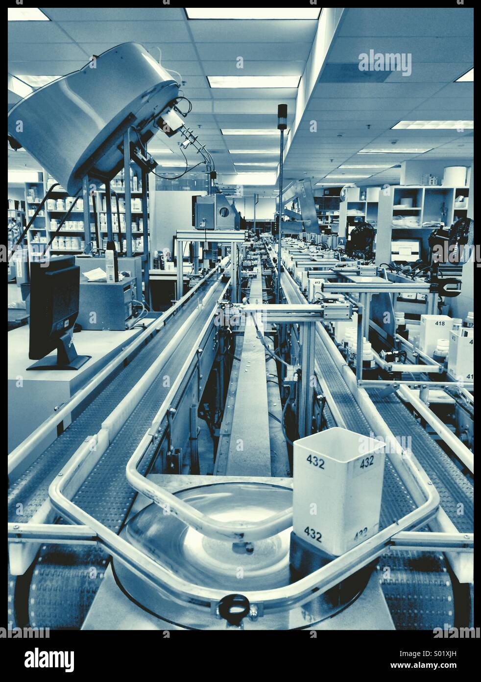 Automated farmacia prescrizione linea di assemblaggio (riempie 5.000 Rollbox un giorno) - Immagine stock catturata con smartphone