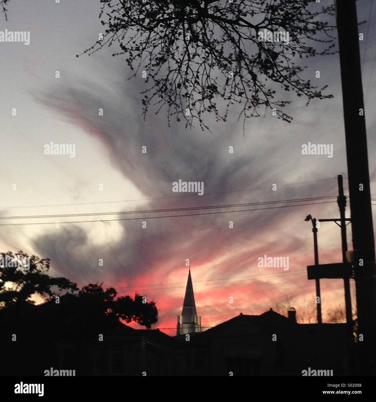 Rosa tramonto nuvole silhouette cattedrale in Lakeview New Orleans. Foto Stock