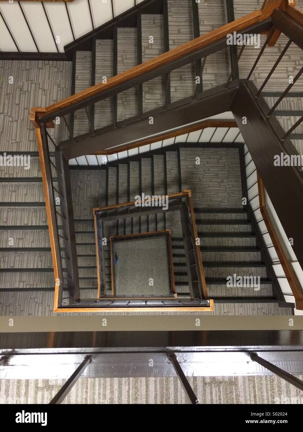 Scala a chiocciola in un edificio per uffici. - Immagine stock catturata con smartphone