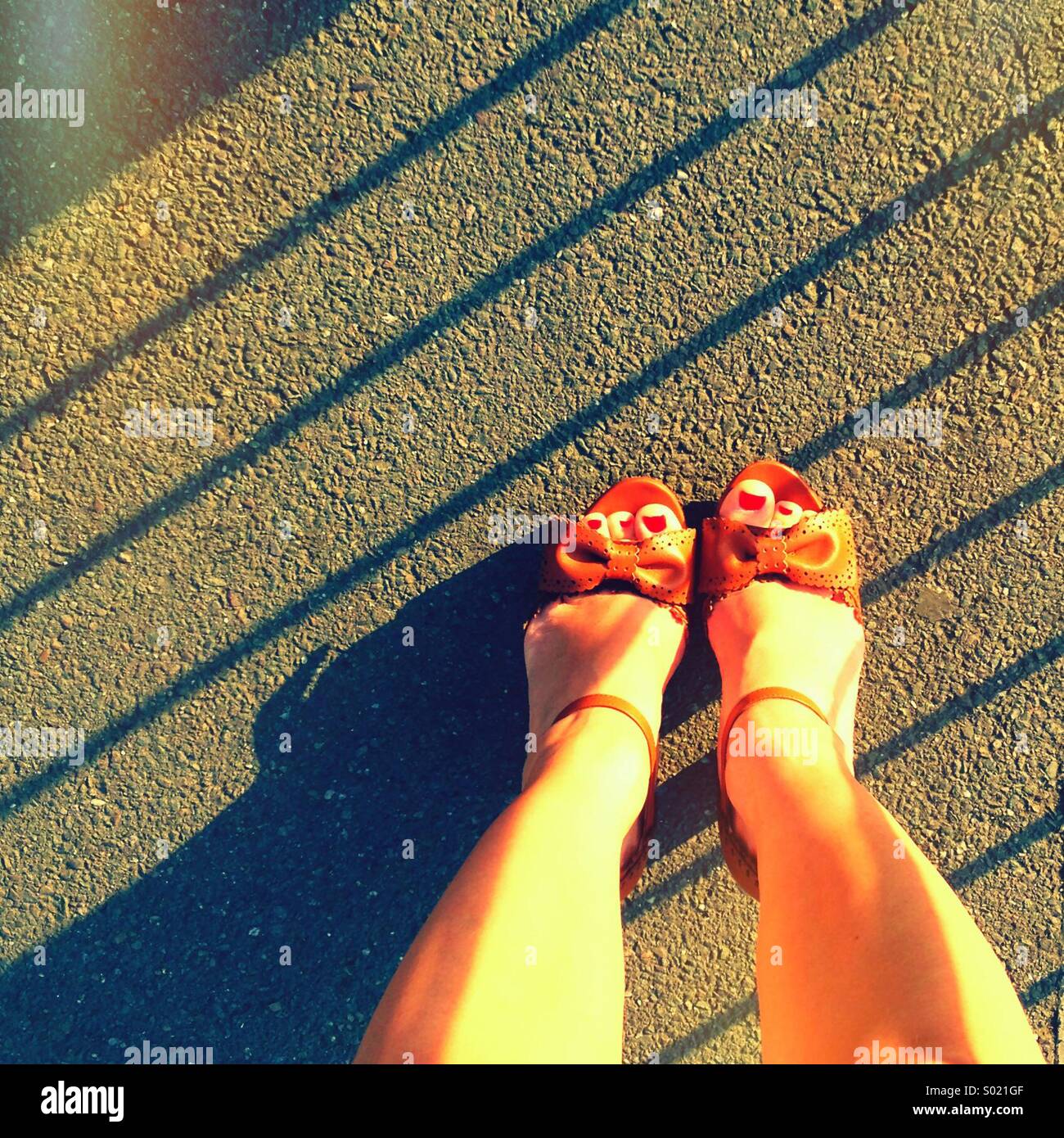 Le ragazze con le scarpe con red toenail polacco Foto Stock
