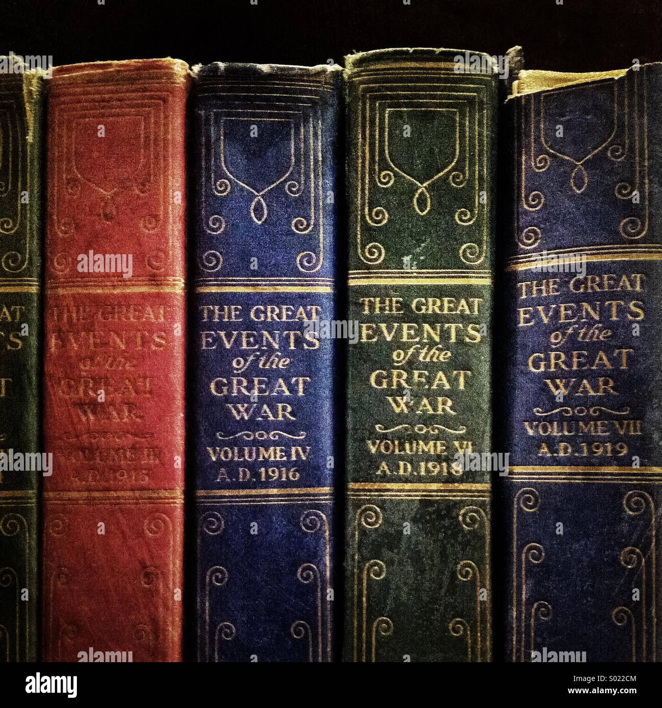 Vecchi classici libri sulla guerra su uno scaffale Foto Stock