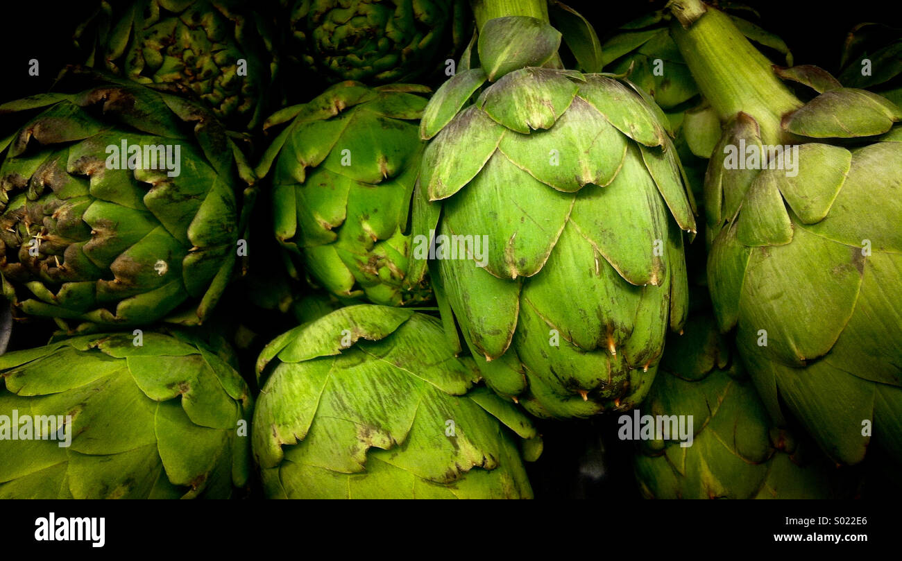 Carciofi freschi in un reparto di produzione - Immagine stock catturata con smartphone