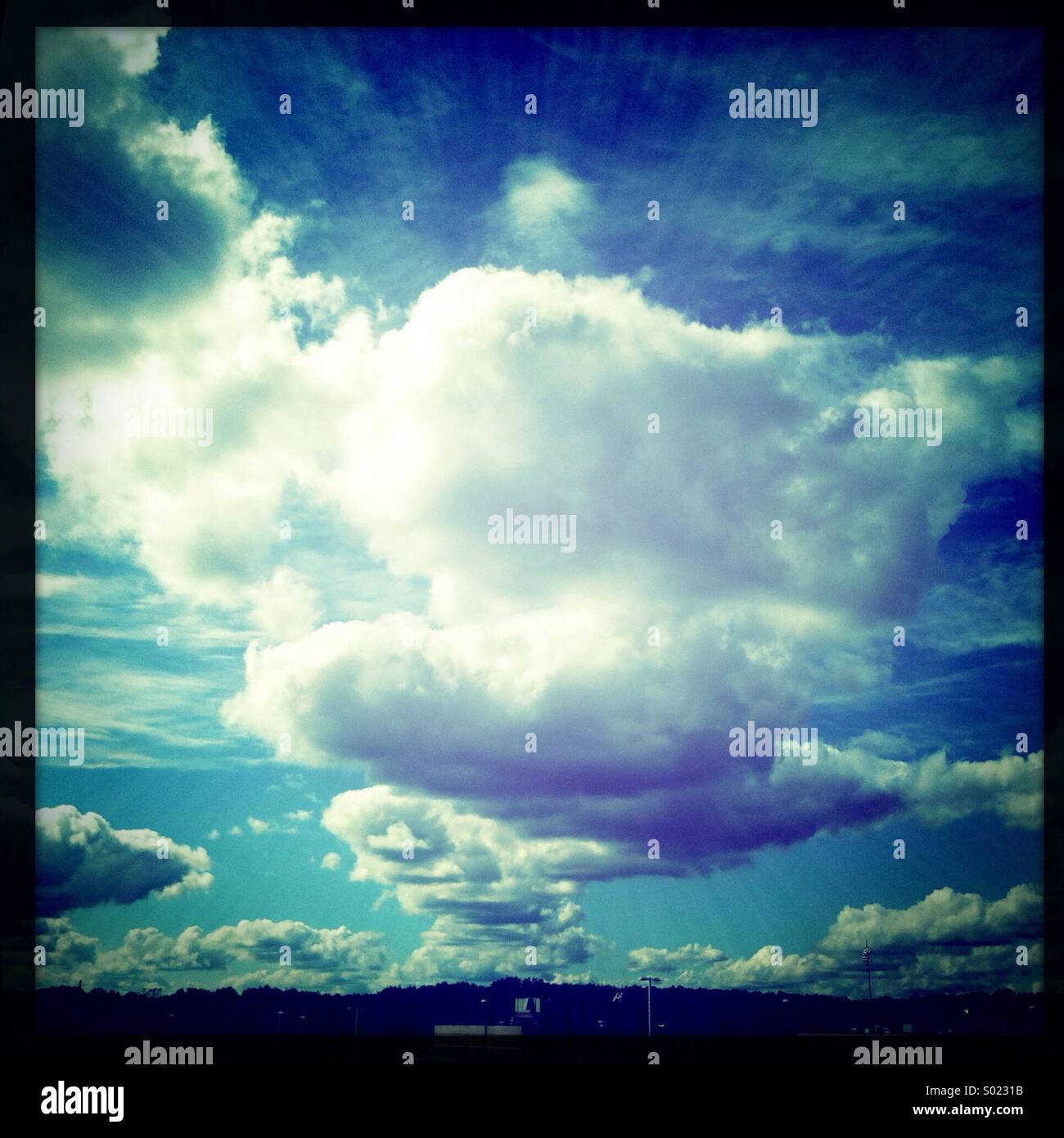 Puffy bianche nuvole su un giorno d'estate. - Immagine stock catturata con smartphone