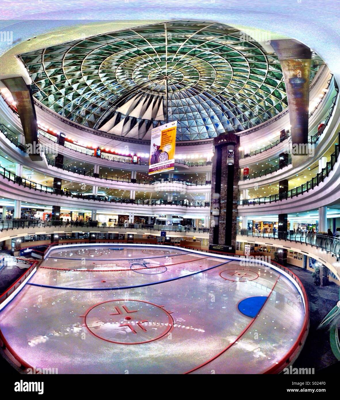 Pista di pattinaggio su ghiaccio al city center shopping mall, Doha Foto Stock