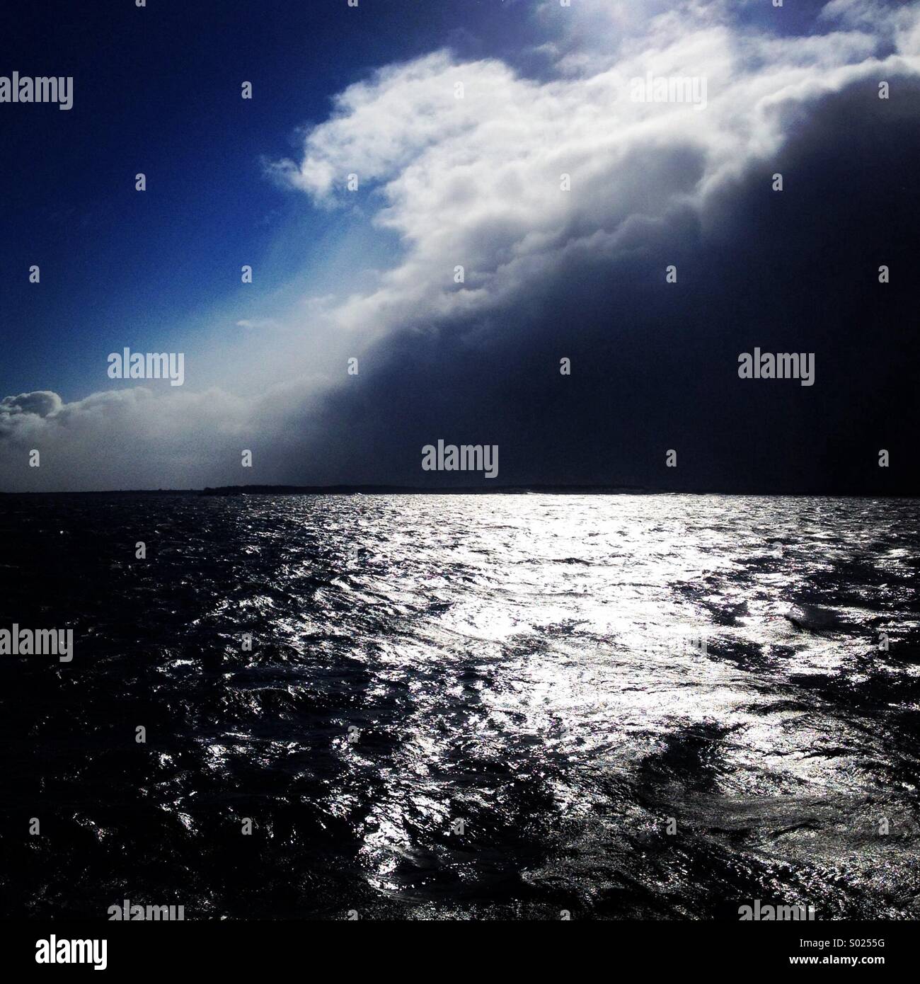 Un enorme tempesta di mare proveniente in oltre il Mar Baltico al largo della costa della Finlandia - Immagine stock catturata con smartphone