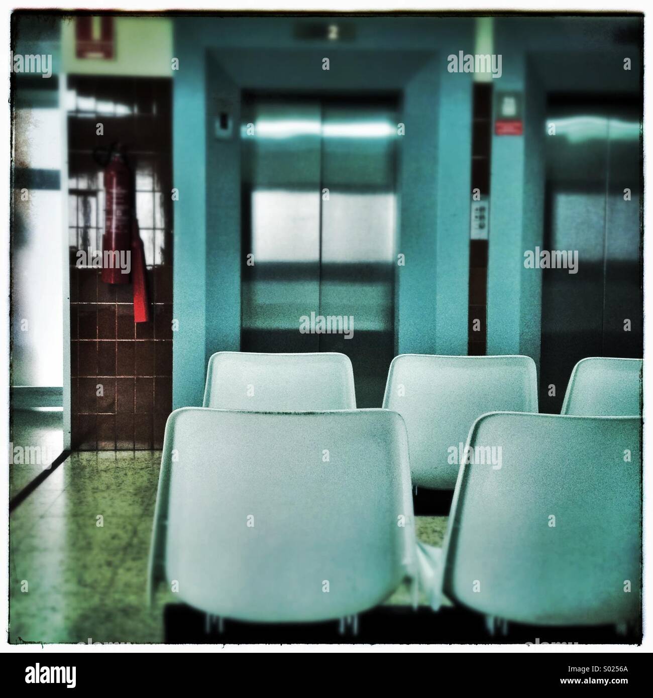 Sala di attesa in un ospedale pubblico di Barcellona e della Catalogna, Spagna - Immagine stock catturata con smartphone