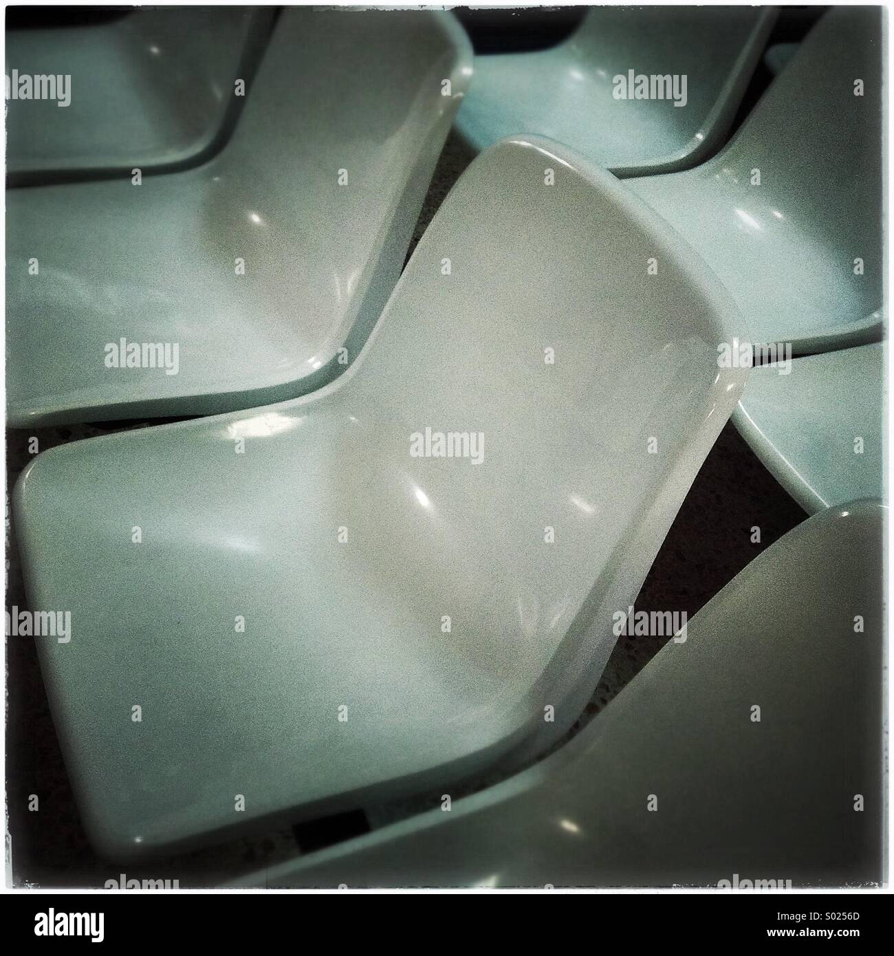 Sedie vuote in uno stadio di calcio - Immagine stock catturata con smartphone