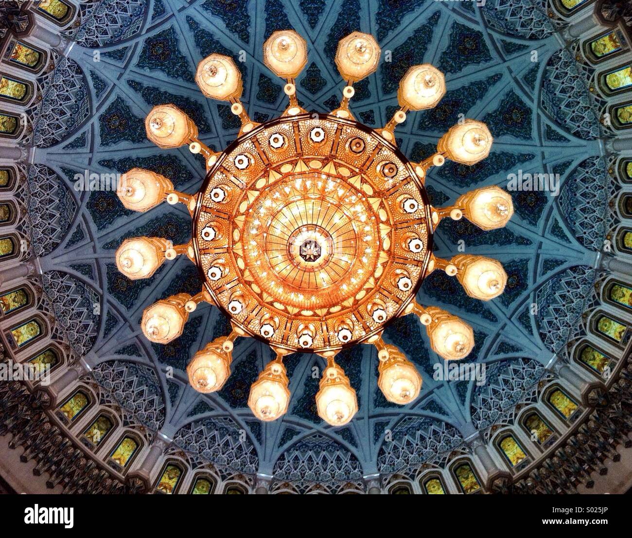 Lampadario e squisitamente cupola ornata - Sultan Qaboos Grande Moschea, Muscat - Immagine stock catturata con smartphone