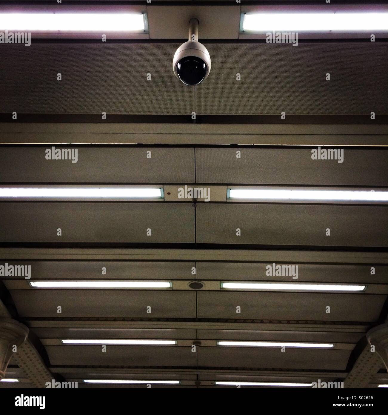 CCTV posizionato sul soffitto con strisce di illuminazione. Foto Stock