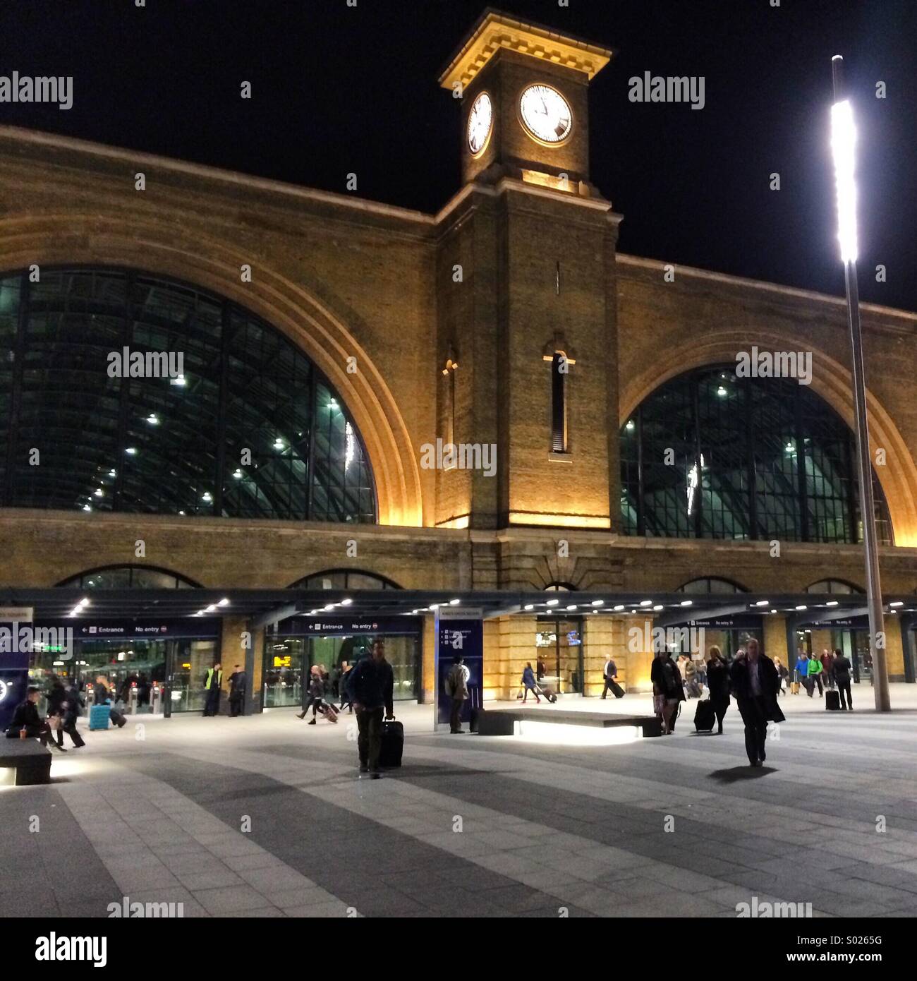 Kings Cross Stazione ferroviaria ingresso plaza di notte. Foto Stock