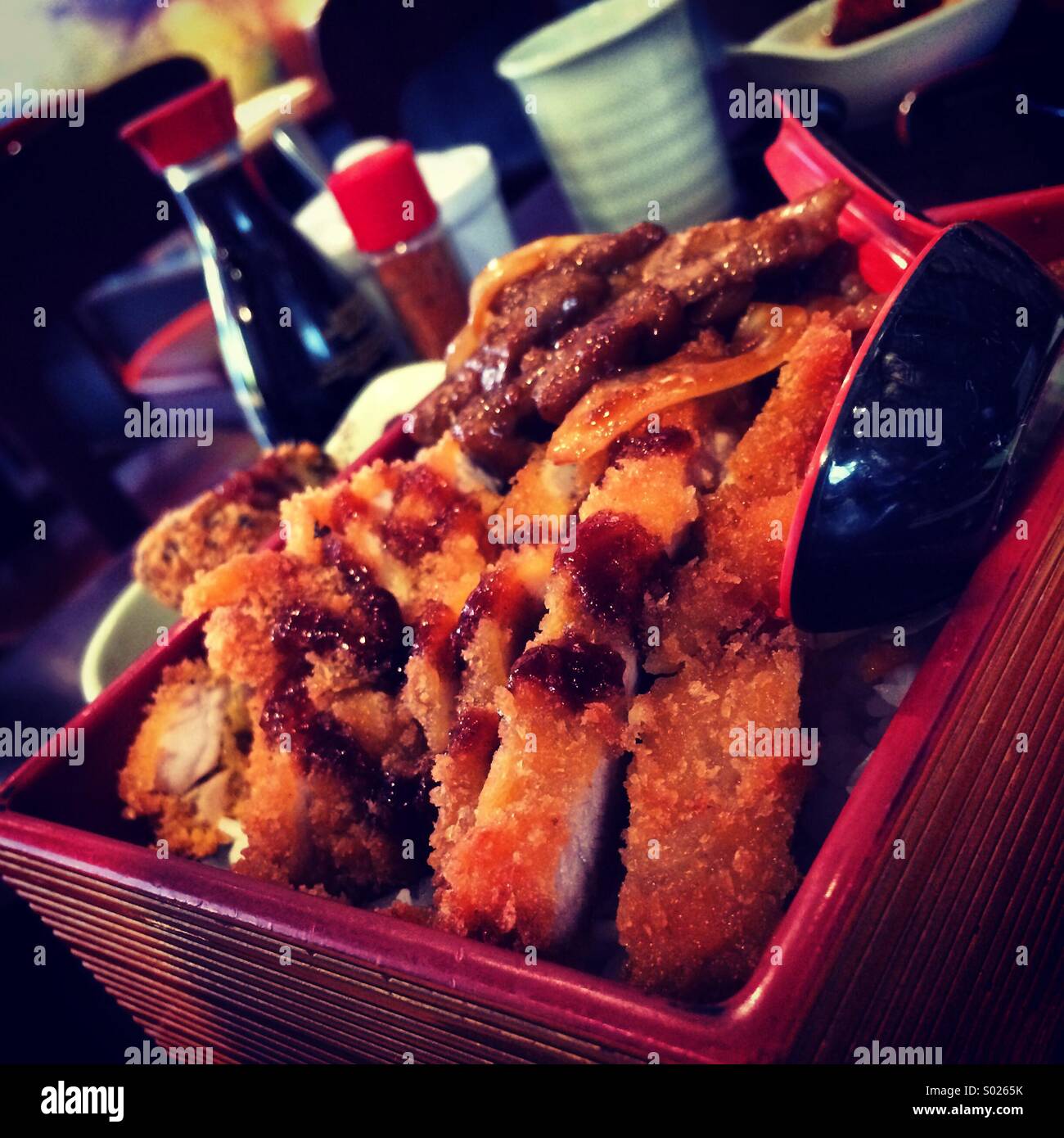 Close-up di una scatola di Bento con bistecca di pollo e riso. Foto Stock