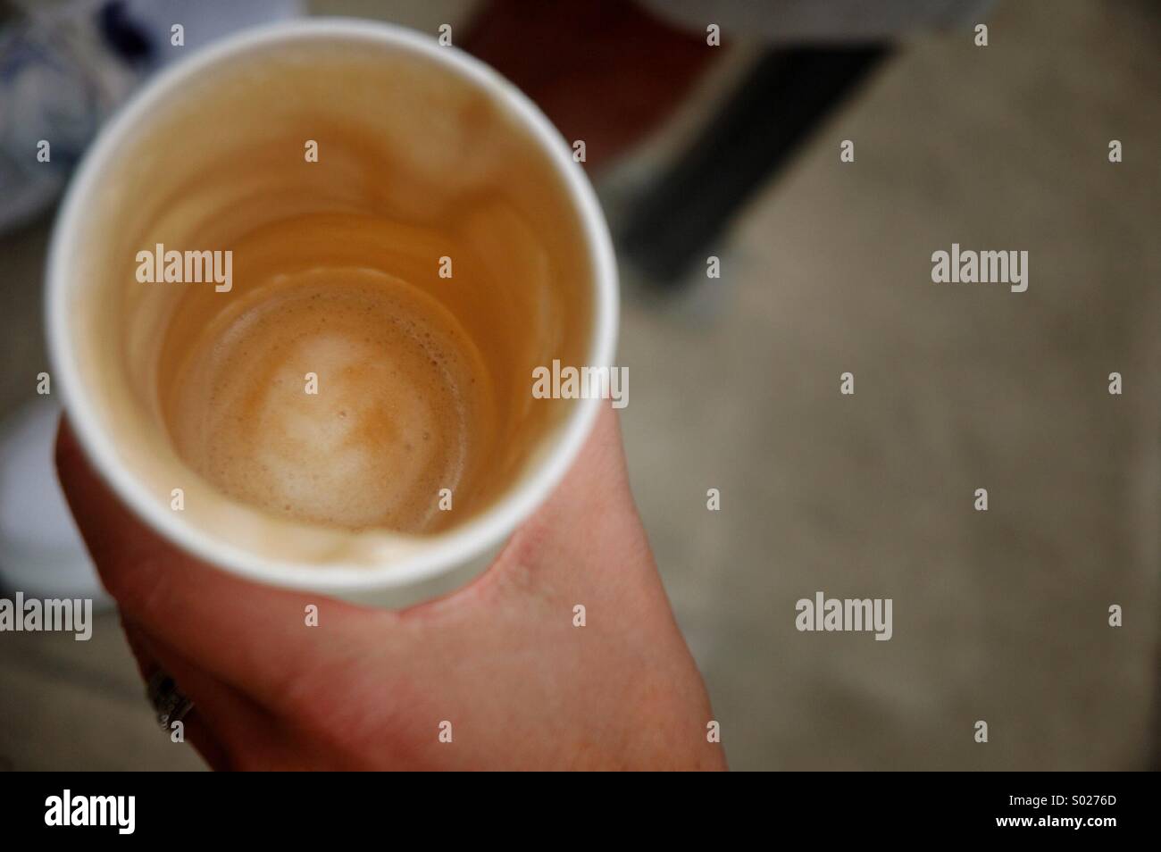 Svuotare tazza da caffè con schiuma residua - Immagine stock catturata con smartphone
