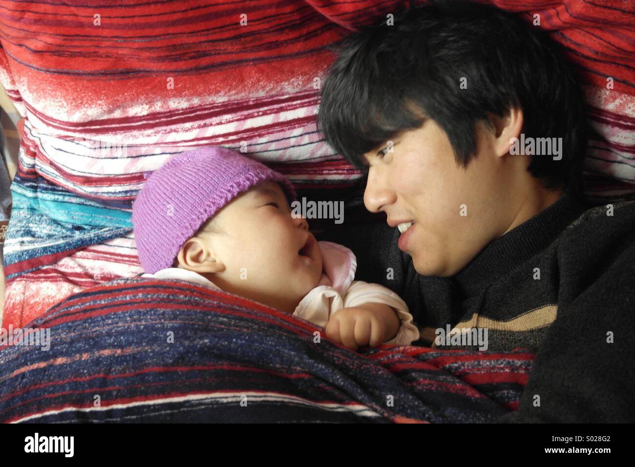 Asian padre e figlio,6 mesi baby Foto Stock