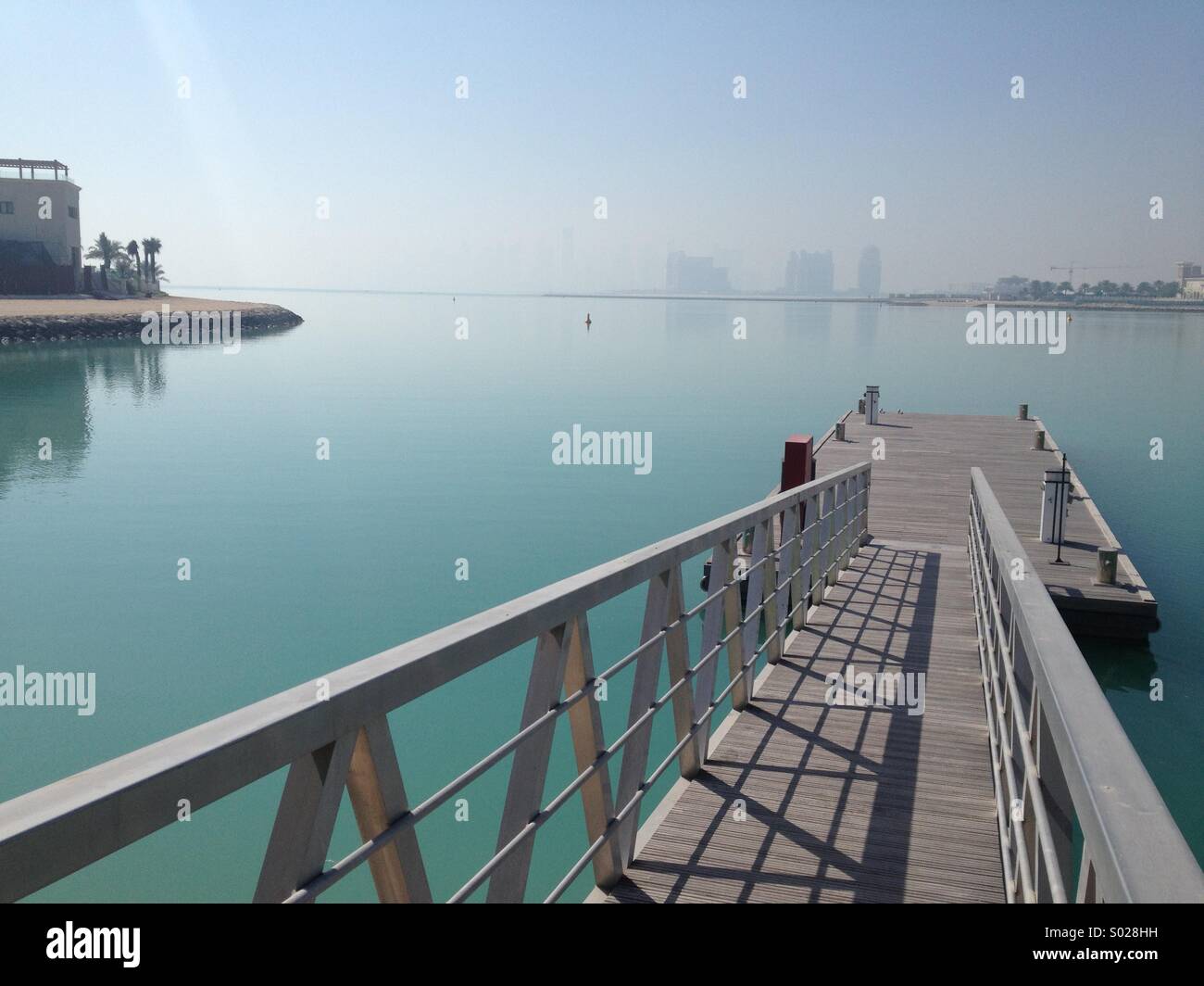 Jetty affacciato su Doha skyline della città Foto Stock