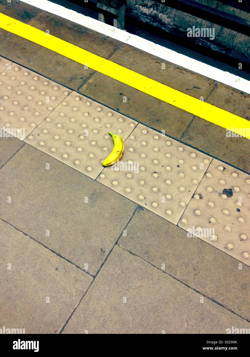 Banana sulla piattaforma di tubo di Londra Foto Stock