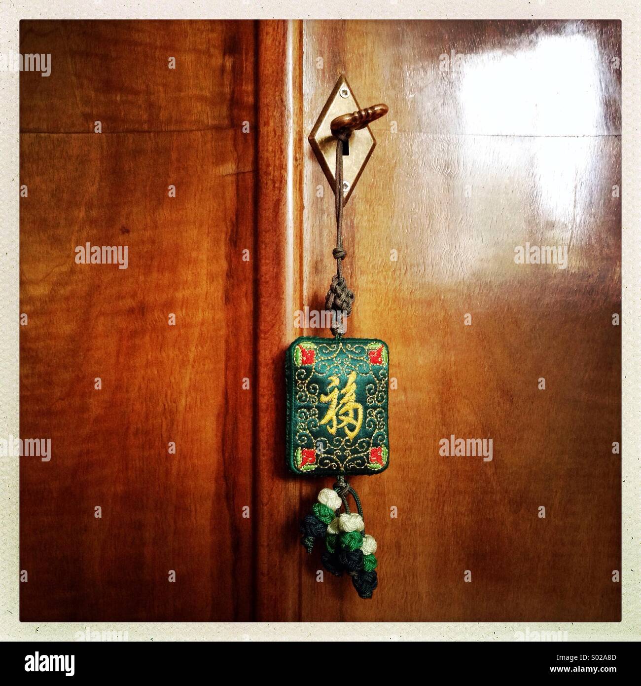 Un Cinese keyhanger è visto nella serratura di un antico armadio. Foto Stock