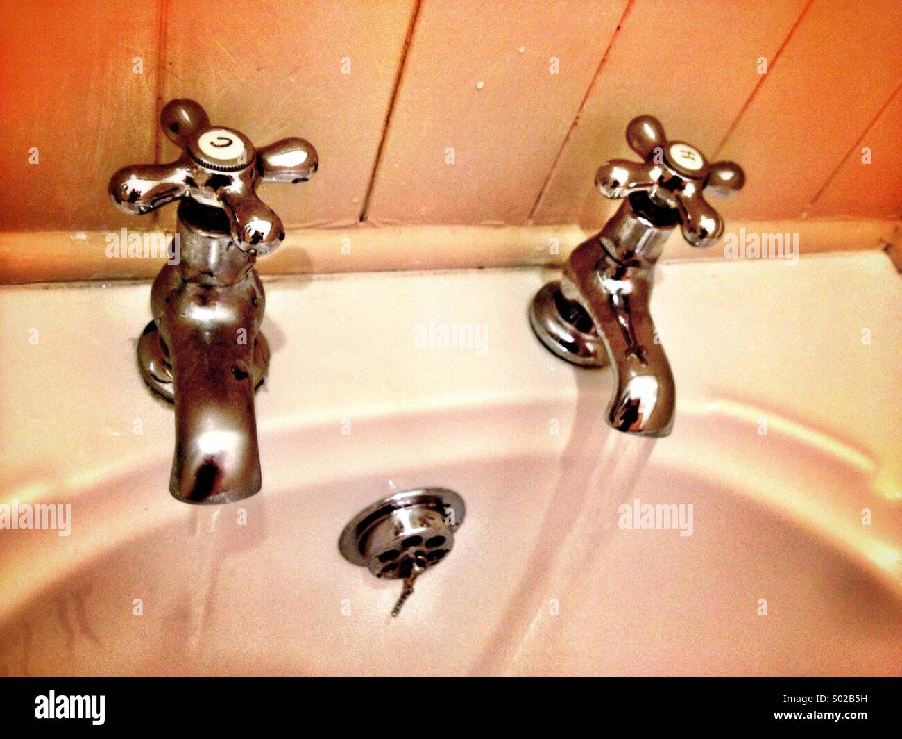 Rubinetti da bagno - Esecuzione di una vasca da bagno. Foto Stock