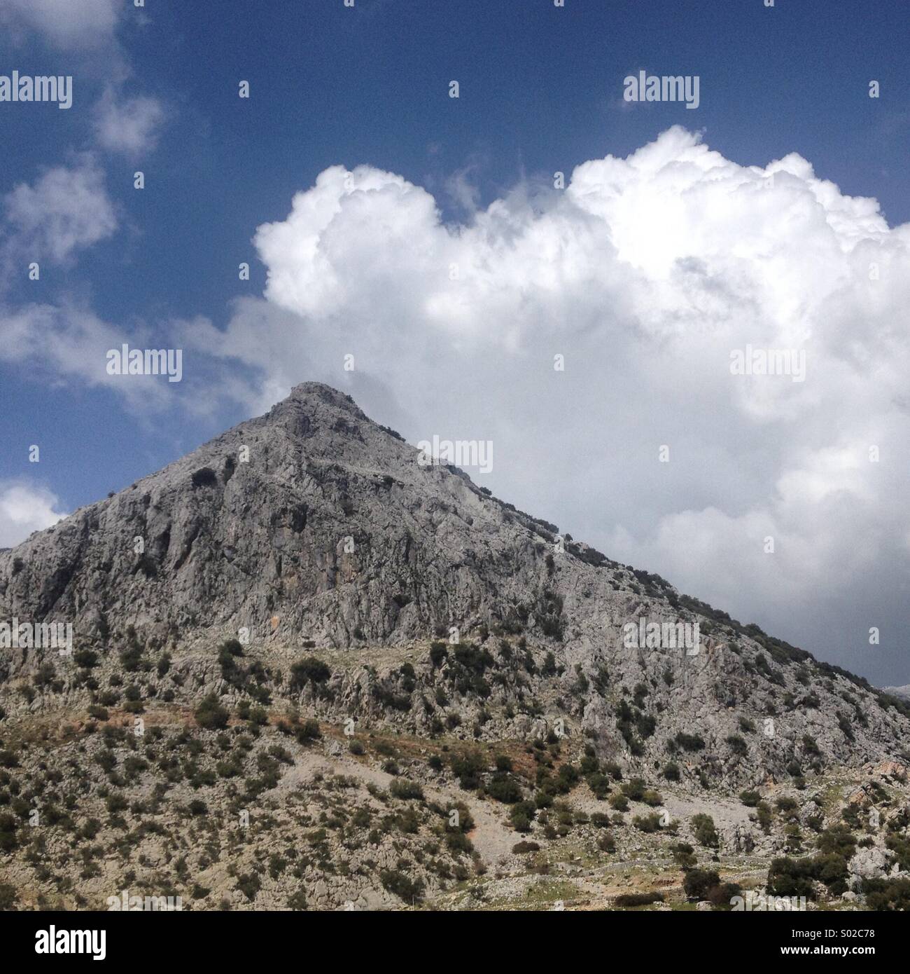 Rocky Mountain a Villaluenga del Rosario, Parque Natural Sierra de Grazalema, Cadice provincia, Andalusia, Spagna - Immagine stock catturata con smartphone