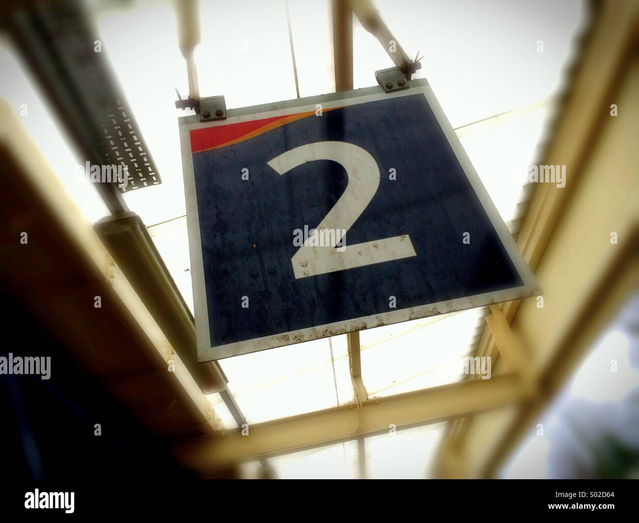 Numero 2 segno a una stazione ferroviaria di Londra - Immagine stock catturata con smartphone