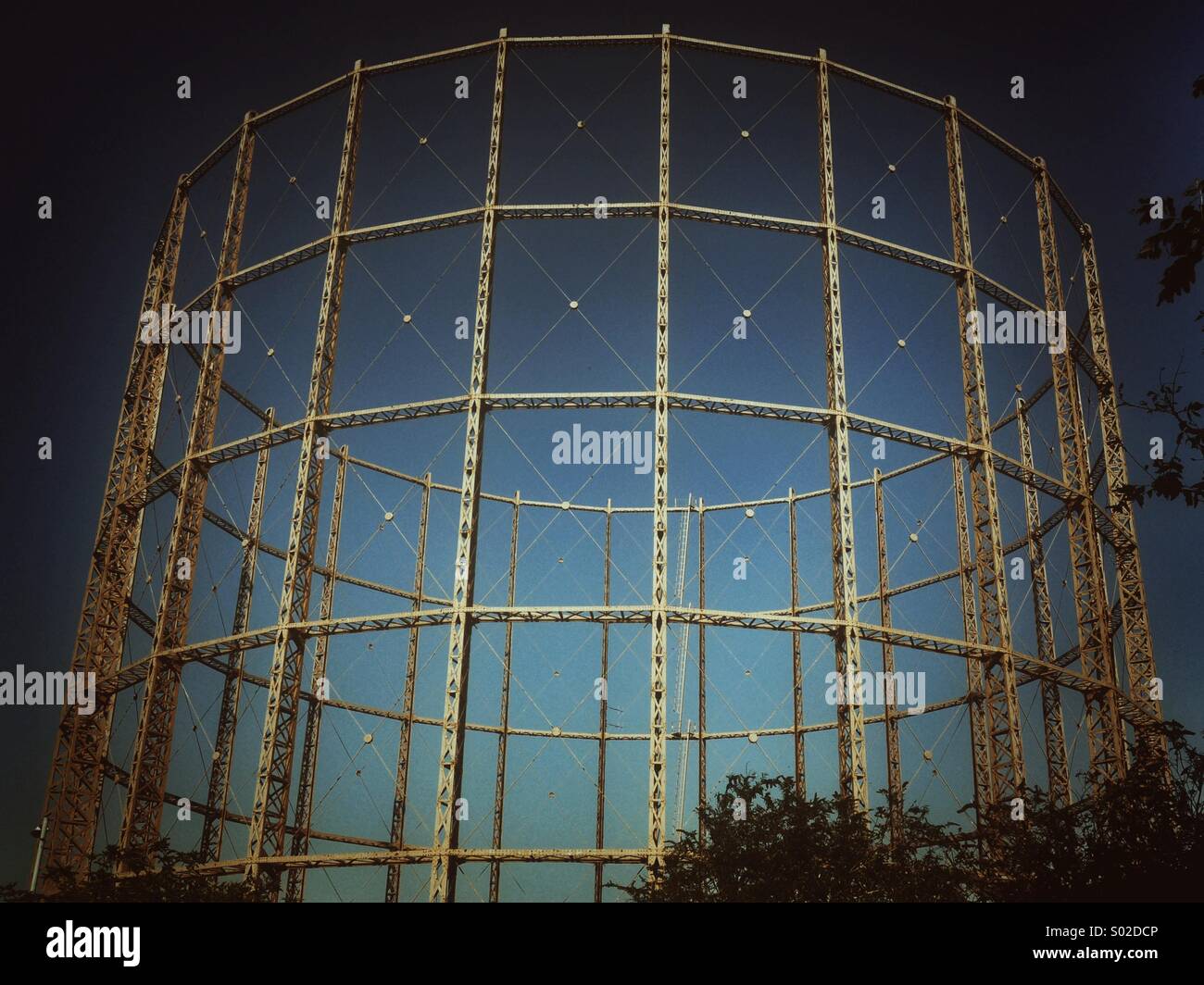 Gasometro su Tottenham paludi, Londra, Inghilterra. - Immagine stock catturata con smartphone