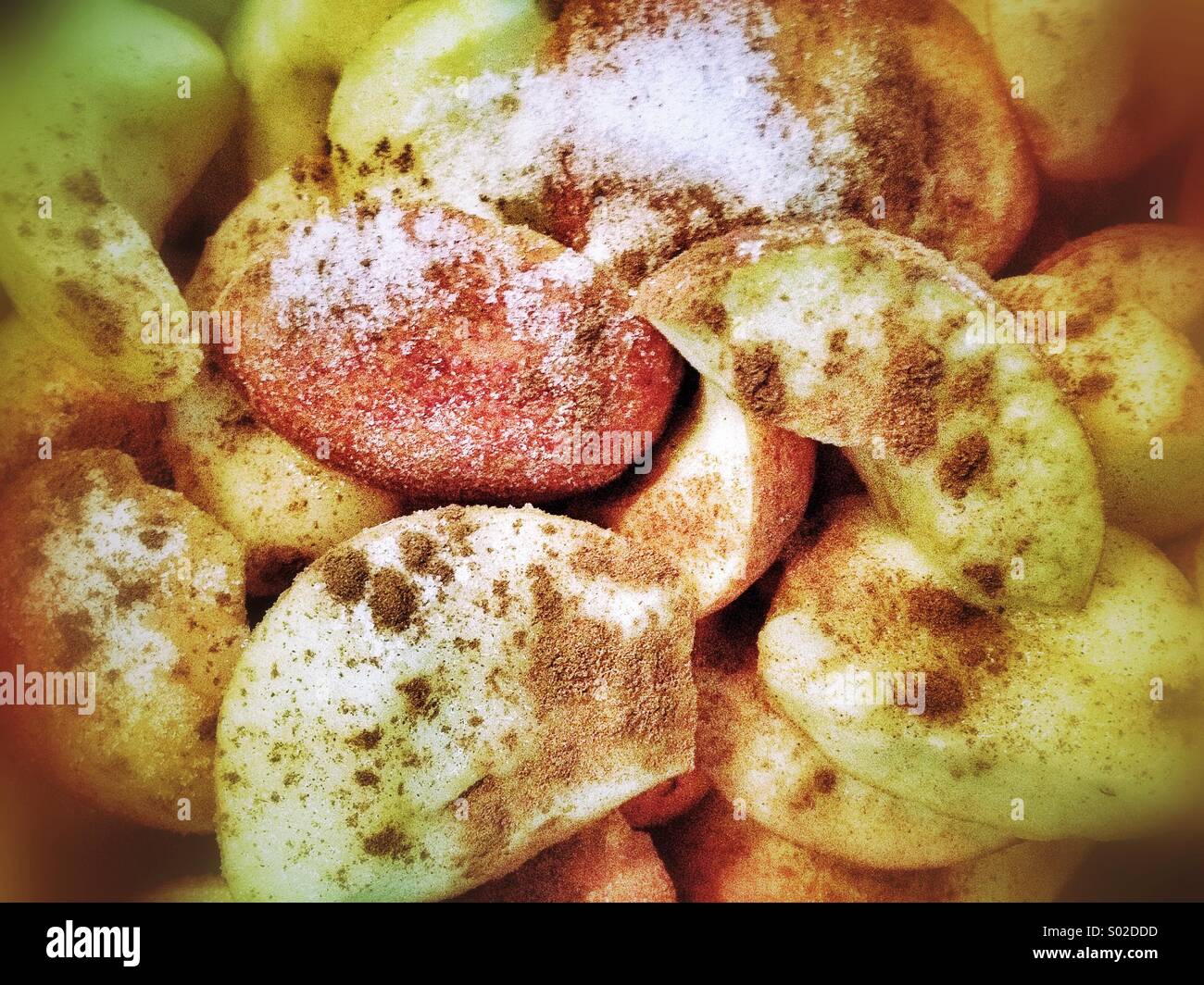 Le mele con lo zucchero e la cannella, rendendo il sidro di mele Foto Stock