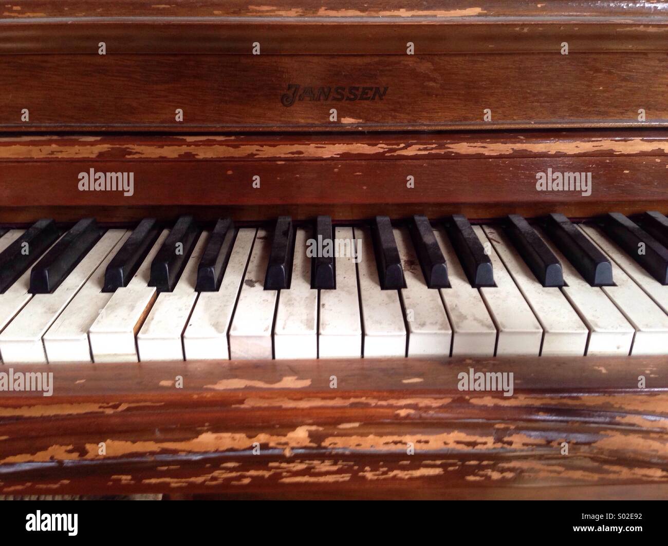 Vecchio pianoforte, tastiera, tasti di pianoforte, ebano e avorio, nero e  tasti bianchi, medio C, musica, strumento, musicista, legno, armonia Foto  stock - Alamy