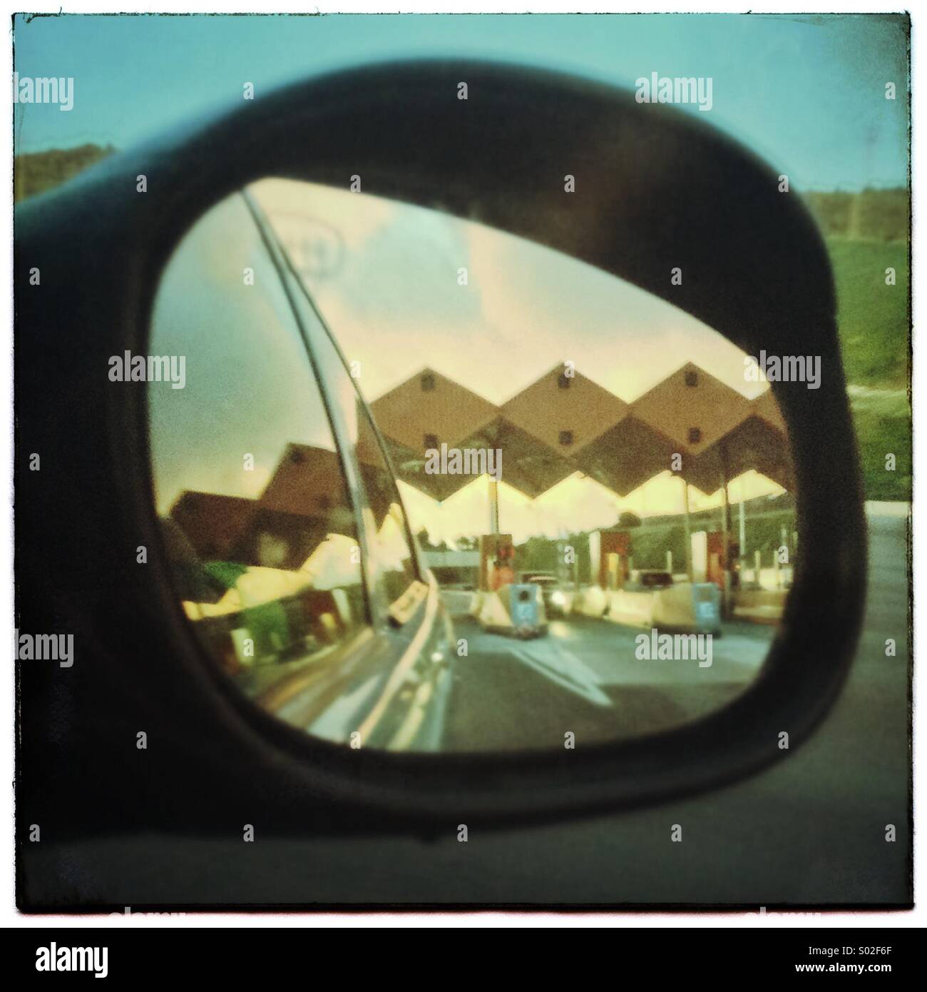 Specchietto laterale che mostra auto pedaggio in autostrada di Barcellona Foto Stock