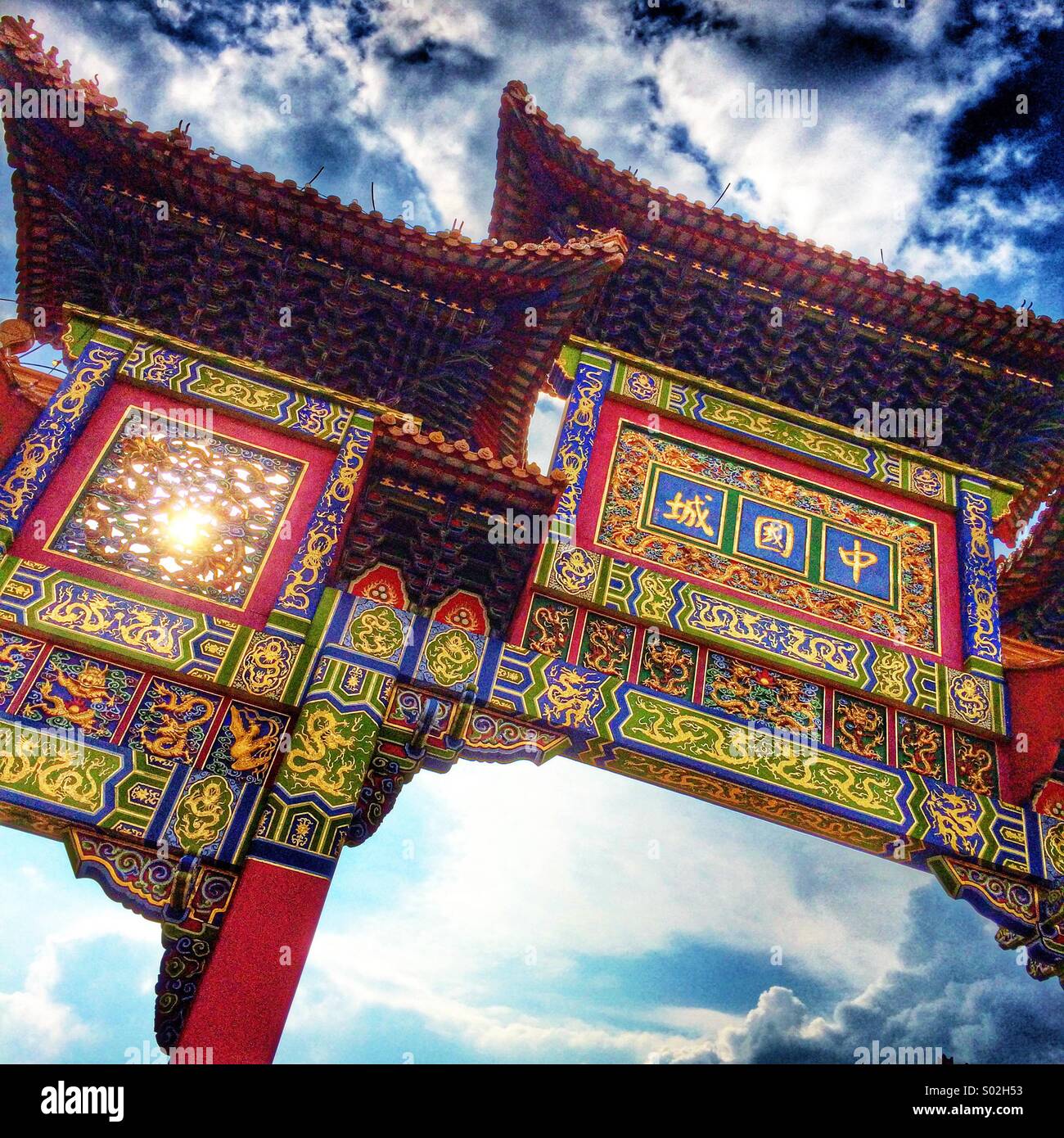 Un grande decorativo arco cinese che si erge come il gateway per Liverpool China Town di comunità Foto Stock