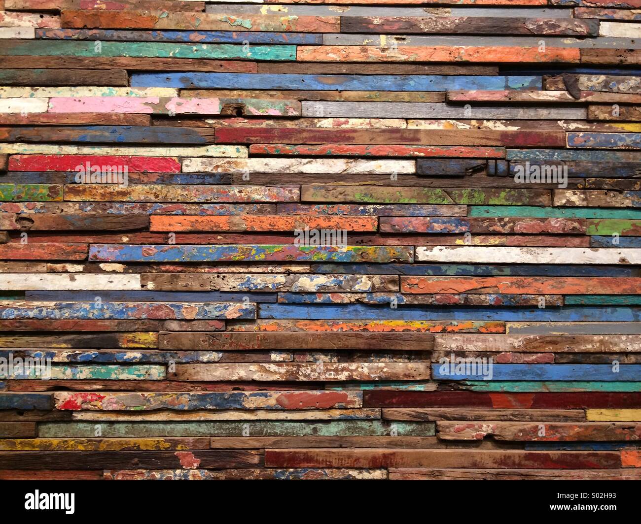 Riutilizzare il legno (orizzontale) windows telai riutilizzato come parete art. Rigenerati parete in legno. Foto Stock