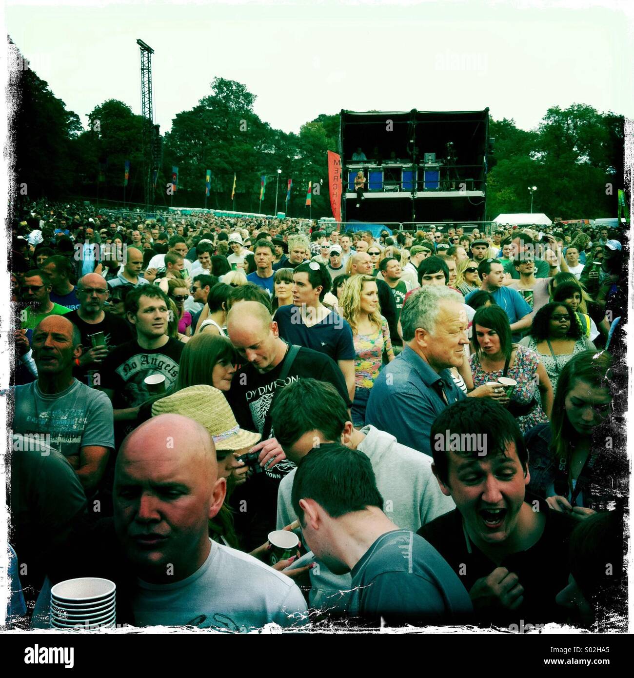La folla di persone a un festival di musica Foto Stock