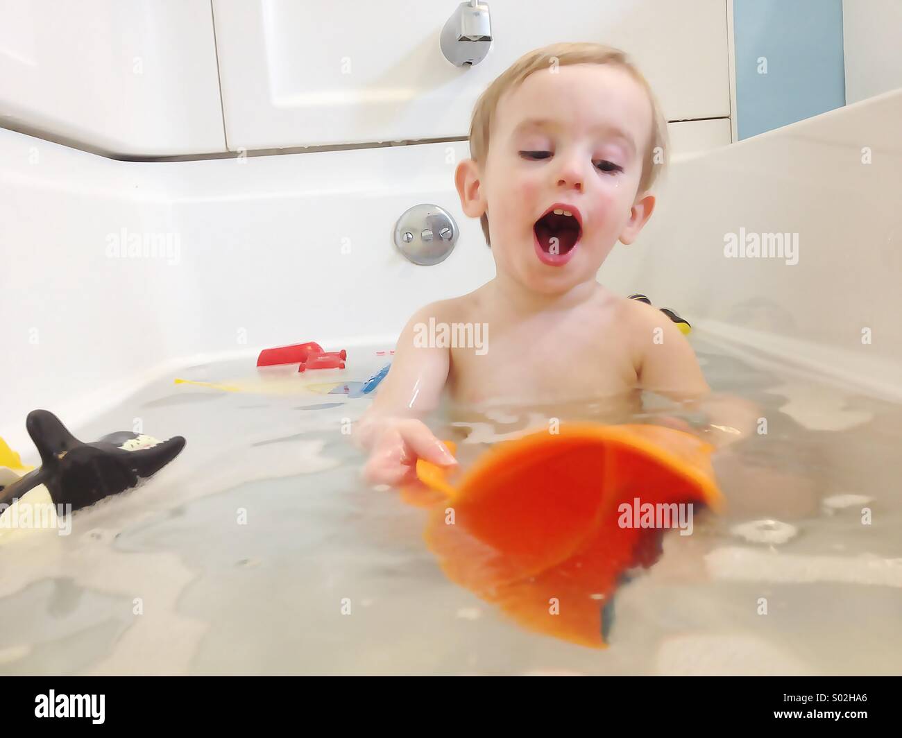 Il Toddler boy giocando in vasca da bagno Foto Stock