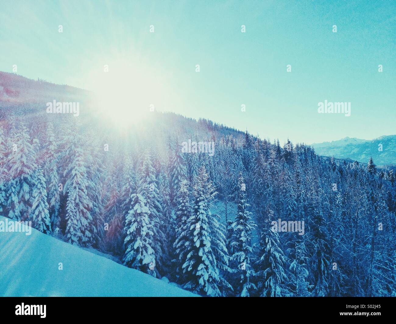 Sole sulla cresta della montagna Foto Stock