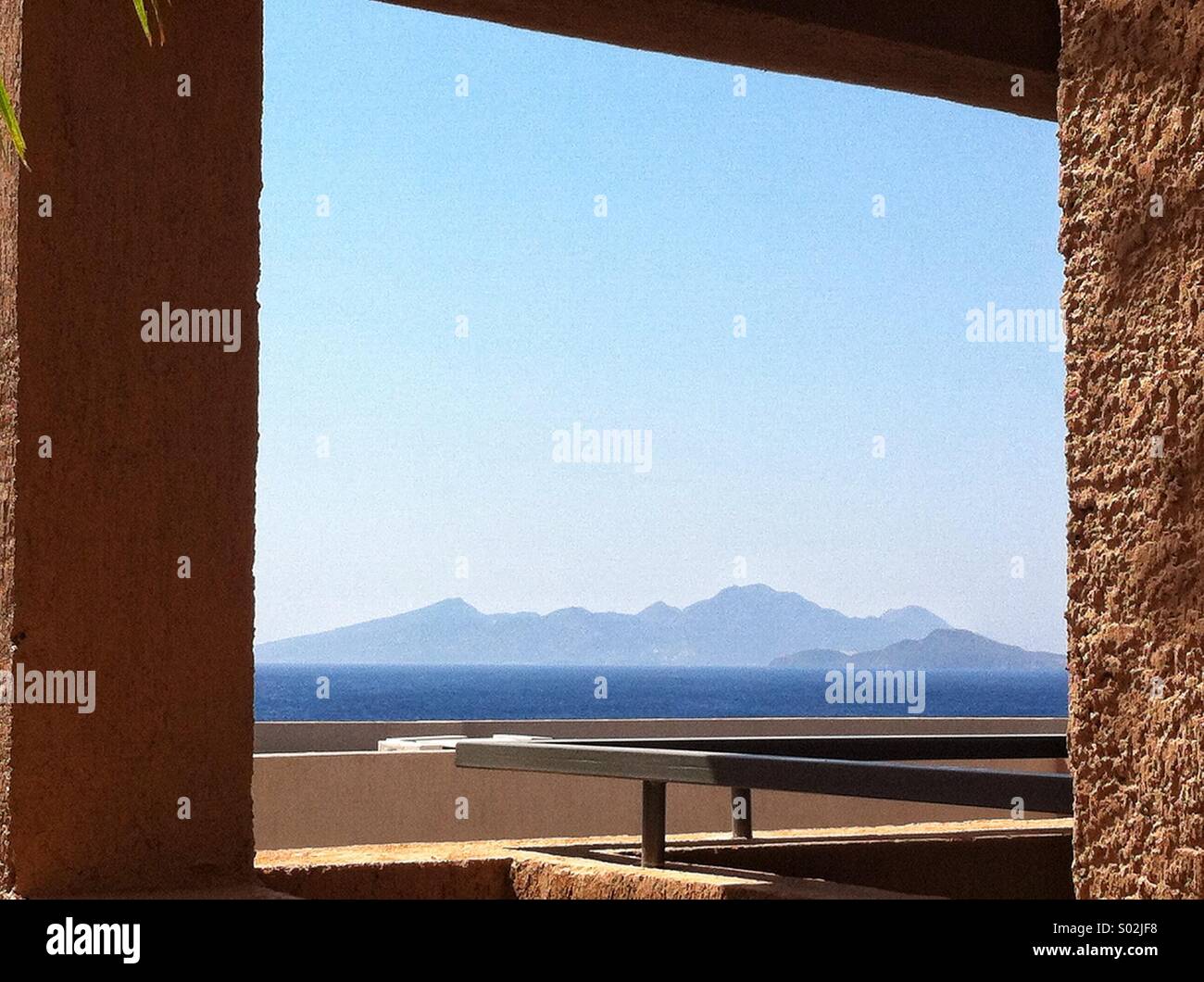 Vista sul mare e sulle isole in lontananza dal balcone di hotel in Grecia . Foto Stock