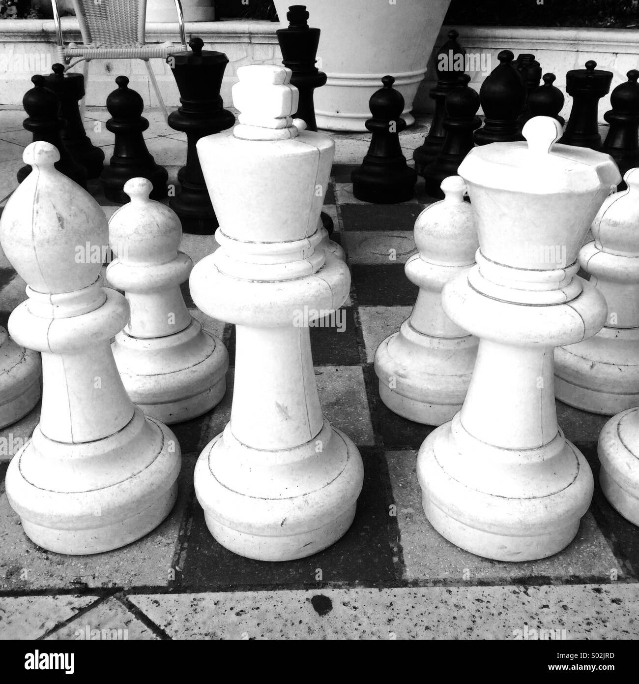 Close up di pezzi di scacchi sul marciapiede gioco di bordo Foto Stock