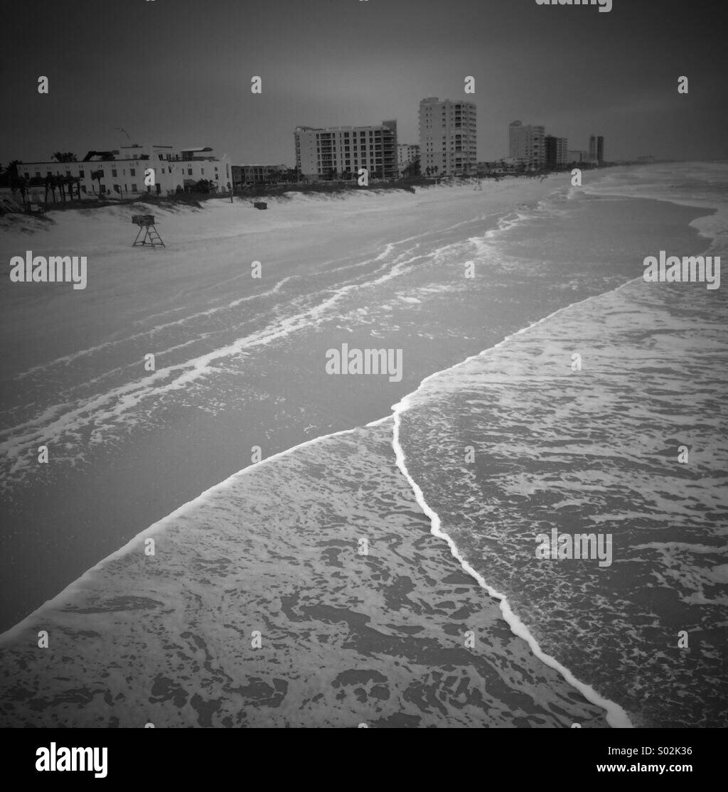 Spiaggia di Jacksonville, Florida dal molo di pesca - Immagine stock catturata con smartphone