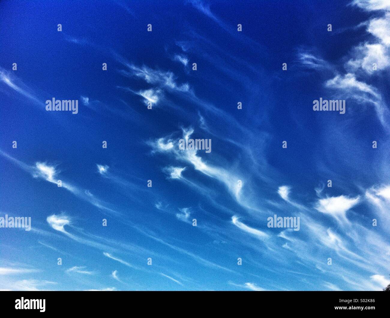 Singolare e interessante modello di cloud in cielo blu sulla luminosa giornata di sole Foto Stock