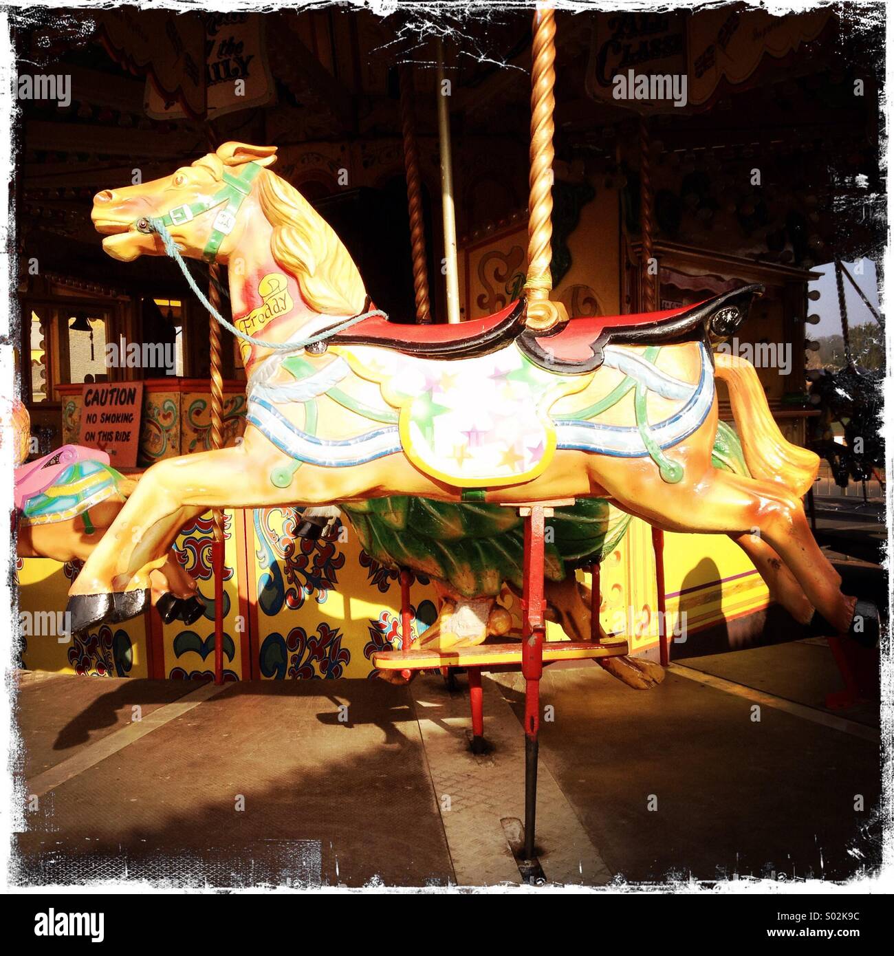 Cavalli al galoppo rotonda ride su una fiera. Foto Stock