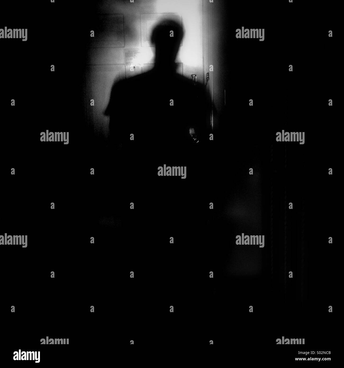 Ombra di uomo sulla porta Foto stock - Alamy