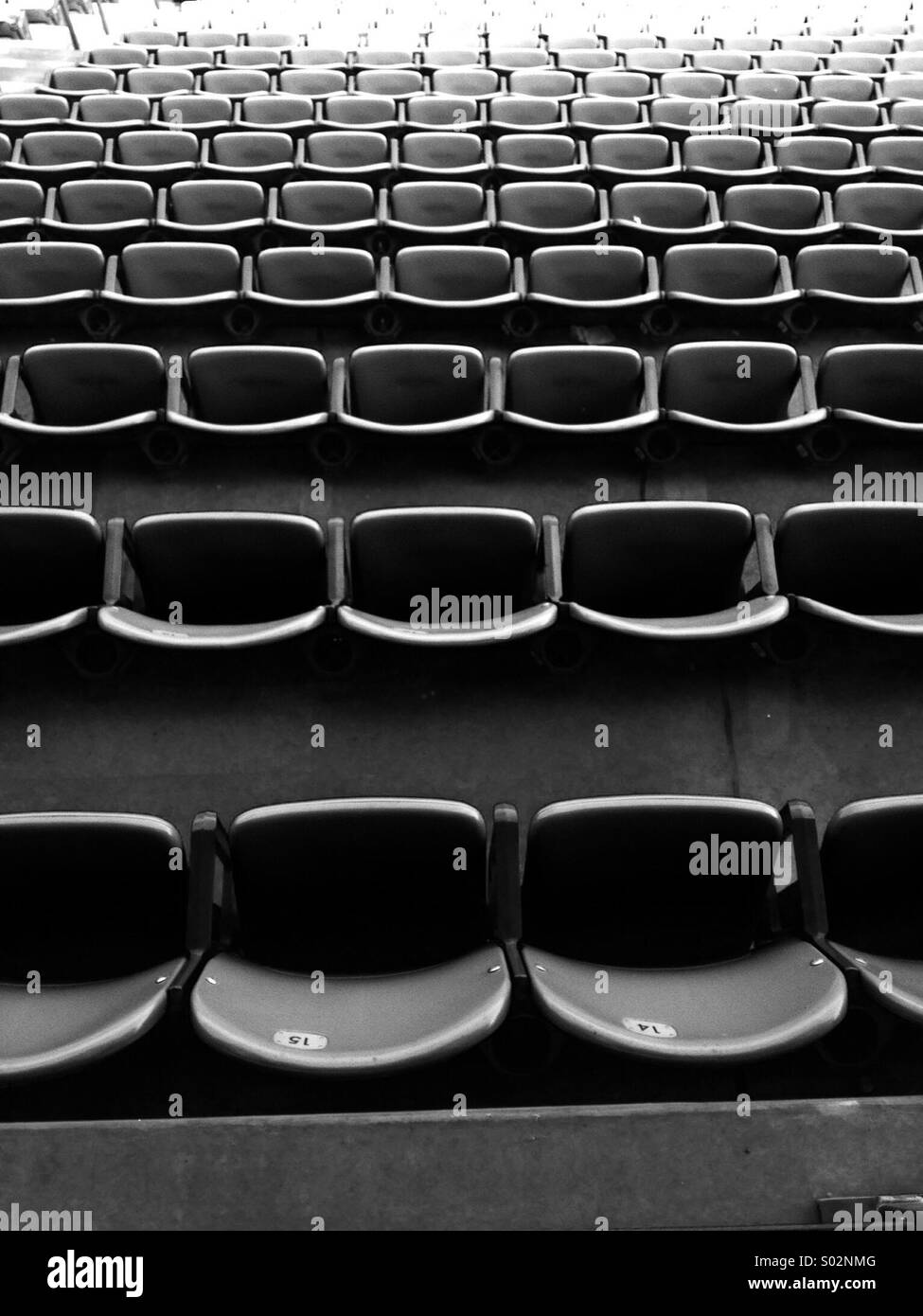 File di sedili a uno stadio sportivo Foto Stock