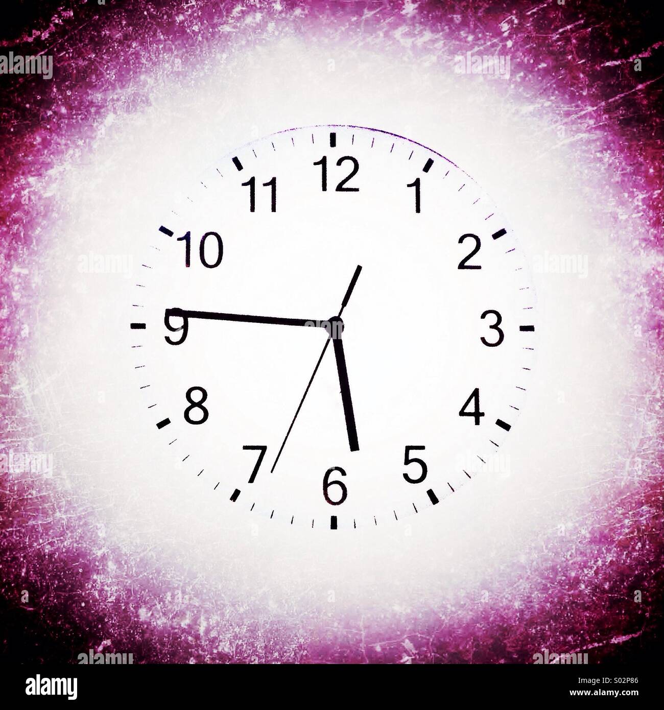 Orologio contro spazio come sfondo Foto Stock