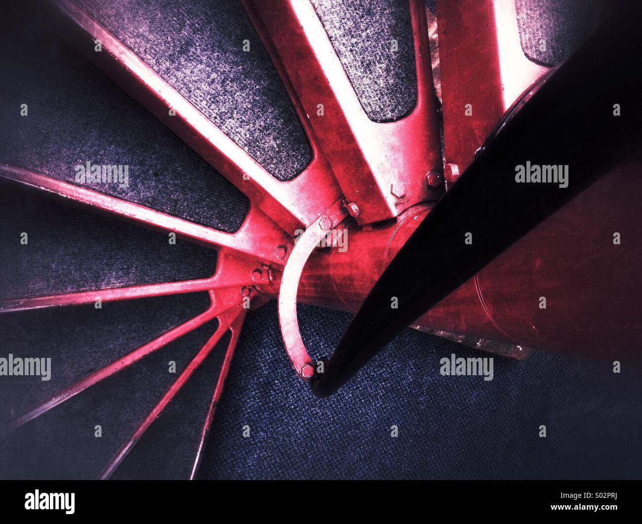 Metallo rosso scala a spirale - Immagine stock catturata con smartphone